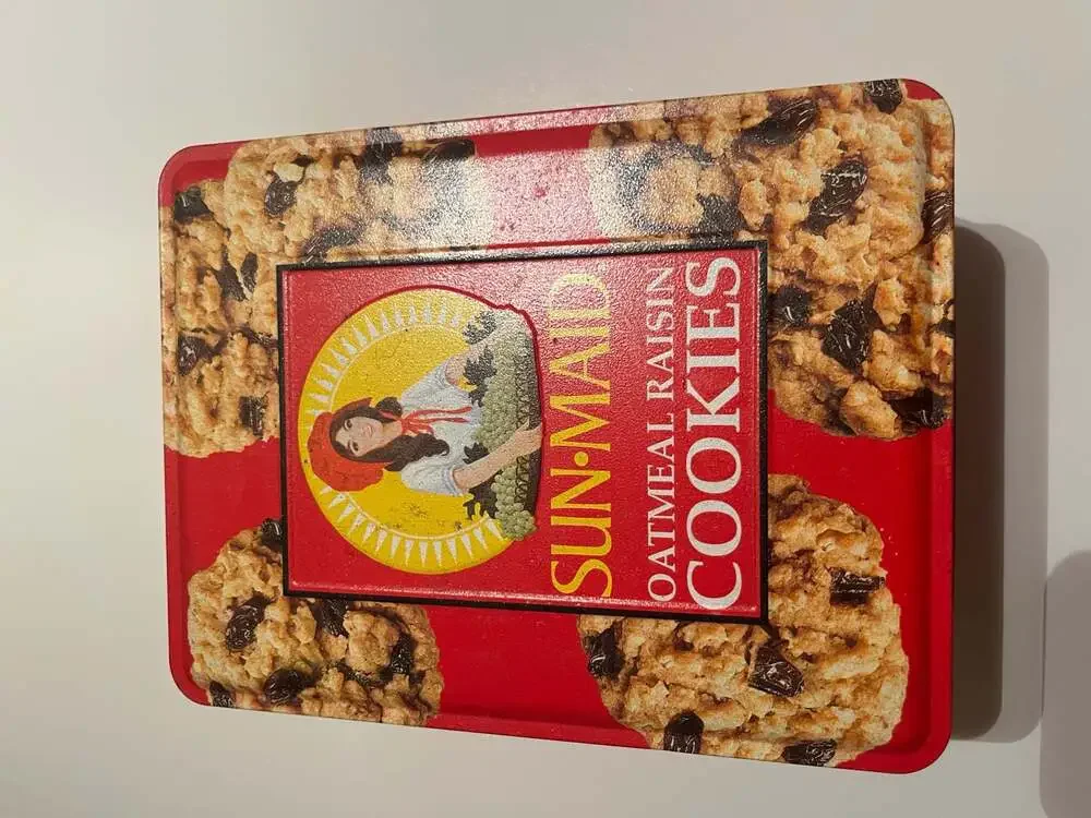 VINTAGE SUN MAID OATMEAL RAISIN COOKIES TIN - NATCO TINS